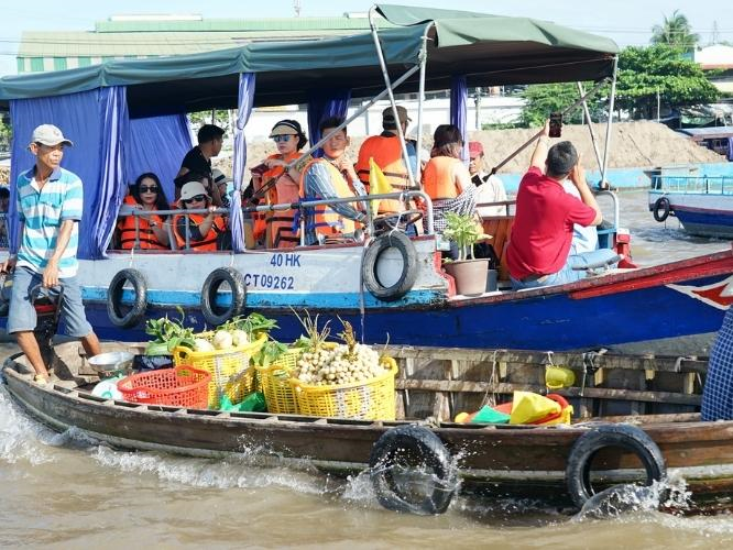 Tour du lịch miền Tây 2 ngày Chợ Nổi - Ăn tối trên du thuyền - Làng hoa